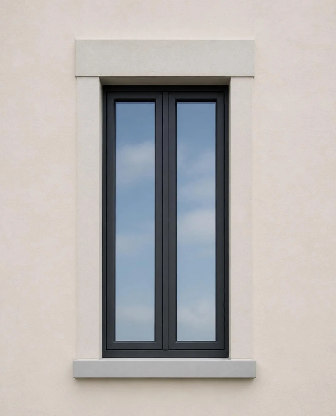 Ventana nueva de PVC antracita en la fachada renovada
