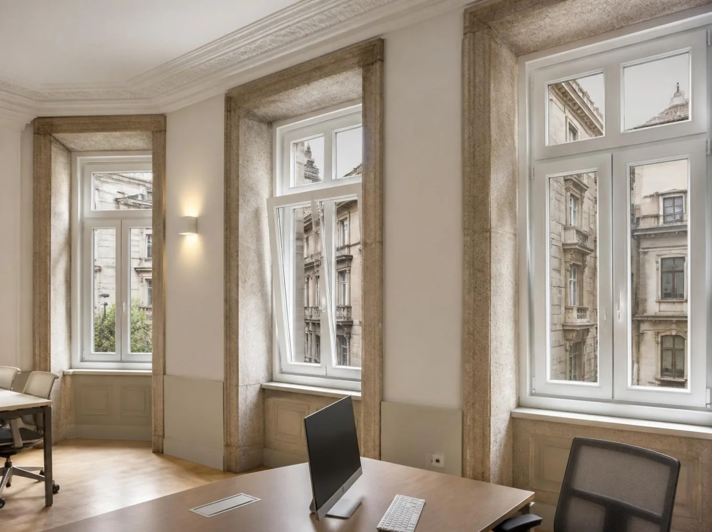 Oficina en un edificio clásico de Oviedo con ventanas de PVC blancas
