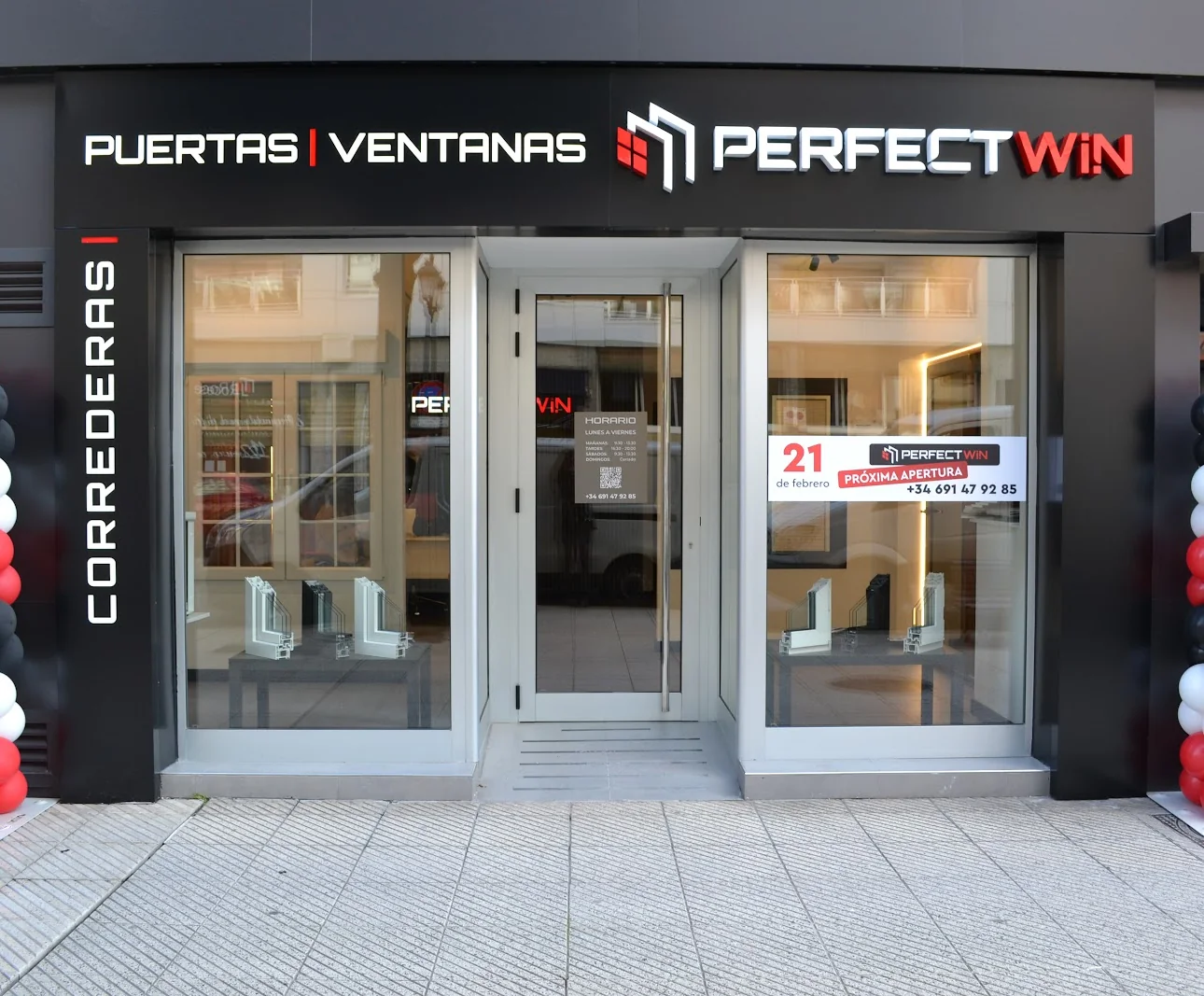 Fachada del showroom PerfectWin Oviedo en la avenida Valentín Masip, con puertas y ventanas en exposición